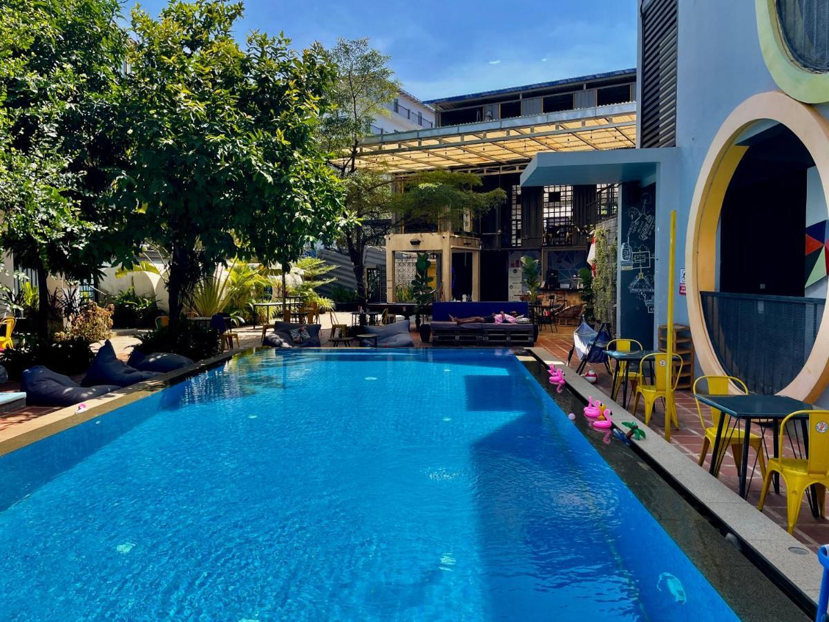 Revolution Siem Reap Hostel Εξωτερικό φωτογραφία