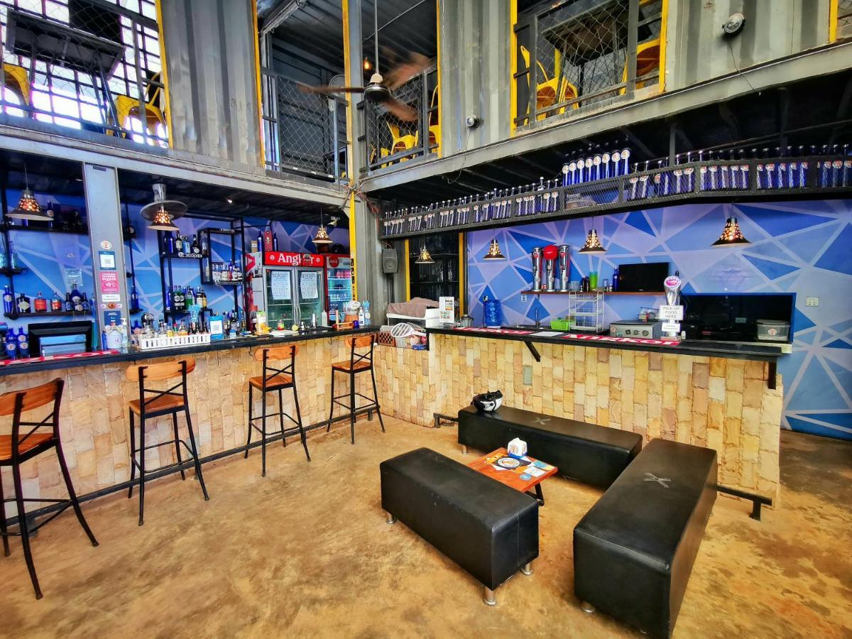 Revolution Siem Reap Hostel Εξωτερικό φωτογραφία