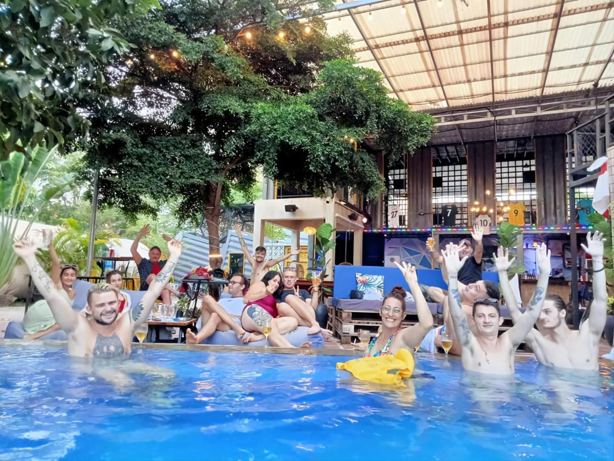 Revolution Siem Reap Hostel Εξωτερικό φωτογραφία